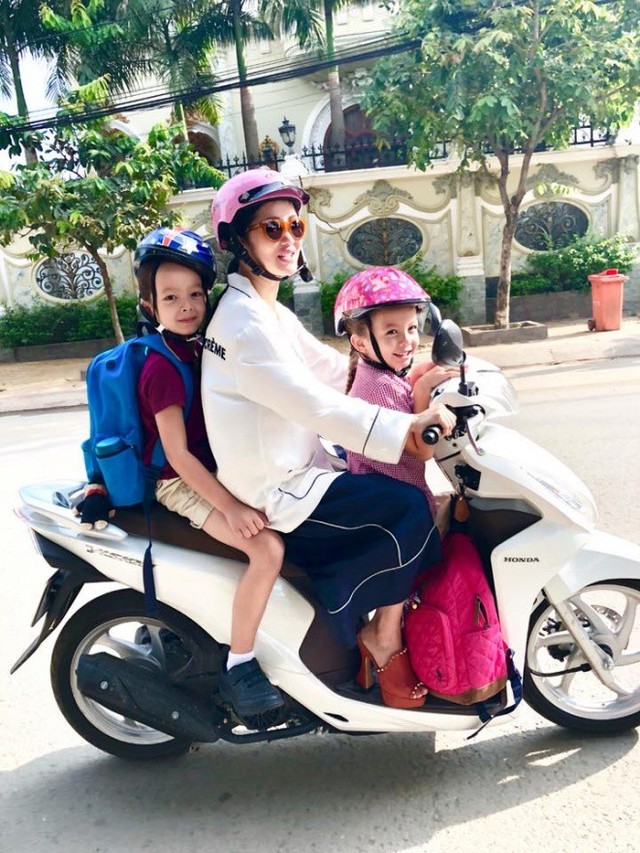 Nơi ở mới của cô Bống rất gần với ngôi trường mà hai con của cô đang học. Hàng ngày, Hồng Nhung thường đưa đón con tới trường bằng xe máy.