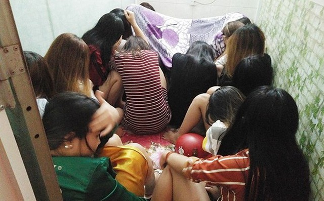 Các nữ nhân viên của cơ sở massage bị kiểm tra. Ảnh: T.D