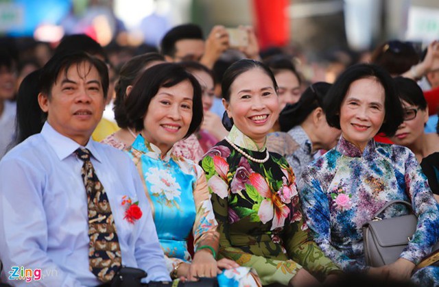 Thầy c&ocirc; trường THPT Marie Curie rạng rỡ trong ng&agrave;y Hiến chương c&aacute;c nh&agrave; gi&aacute;o Việt Nam. Ảnh: Hải An.