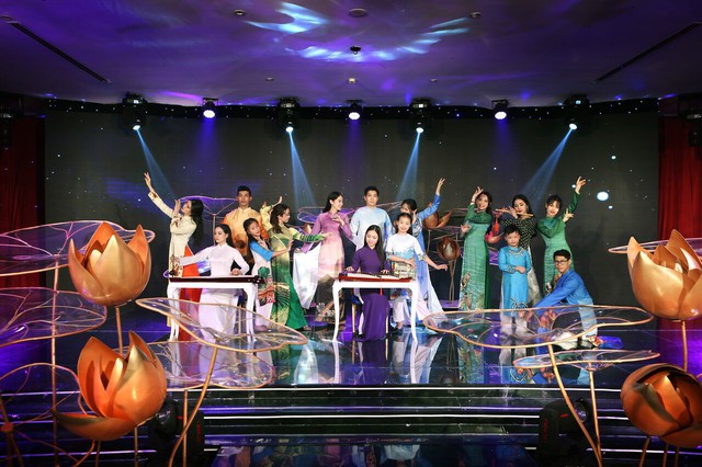 Xuyên suốt show diễn là sự kết hợp, hòa quyện của những tiết mục biểu diễn truyền thống tiêu biểu của ba miền Bắc Trung Nam