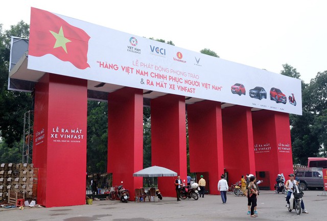 
Cổng chính Công viên Thống Nhất đã được trang hoàng cho sự kiện “Lễ phát động phong trào: Hàng Việt Nam chinh phục người Việt Nam ra mắt xe VinFast.
