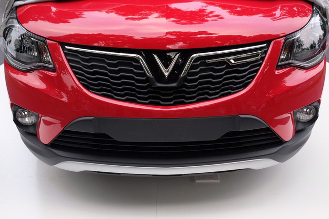 
Mặt ca-lăng của dòng xe cỡ nhỏ được thiết kế bắt mắt, ở giữa là logo chữ V cách điệu.
