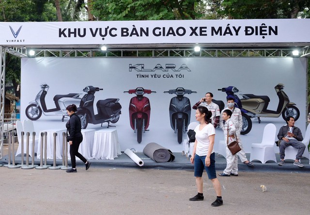 
Có rất nhiều khu vực được dựng lên bao gồm: Khu vực tư vấn khách hàng, khu vực trưng bày xe điện, trưng bày xe ô tô, khu vực bàn giao xe…
