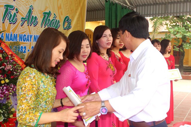
Nhiều học sinh và giáo viên được khen thưởng trong lễ kỳ niệm Ngày nhà giáo Việt Nam
