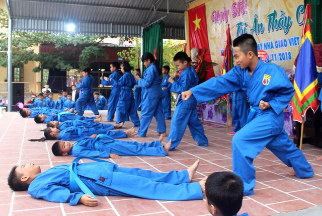 
Là màn biểu diễn võ thuật vivonam của học sinh nhà trường
