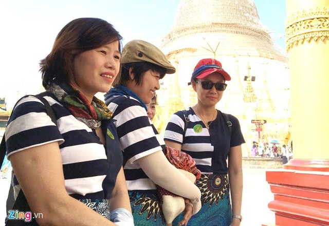 
Nhóm nữ du khách đến từ Đà Nẵng hoang mang khi lỡ mua vé chợ đen khu vực CĐV Myanmar. Ảnh: Quang Thịnh.
