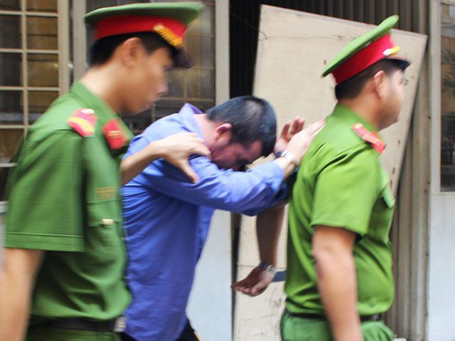 
Bị cáo Nguyễn Văn Thức được dẫn giải về trại giam
