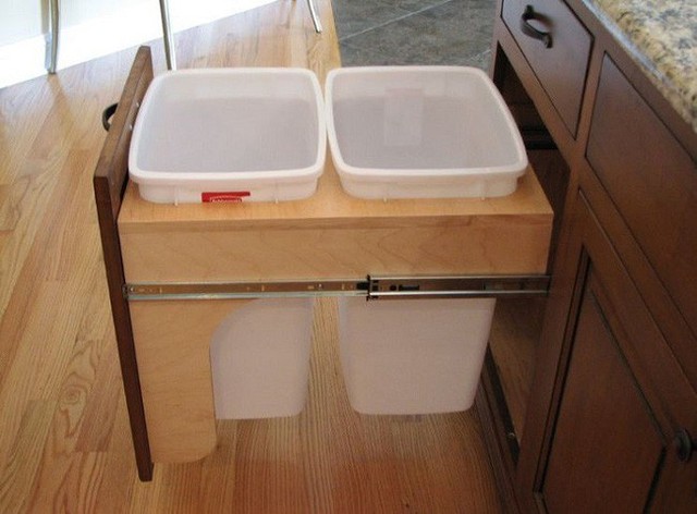 
Nhiều người sở hữu những tủ lớn trong phòng bếp nhưng không hề sử dụng hết các ngăn kéo bên trong, chính không gian thừa đó phù hợp cho việc để thùng rác.
