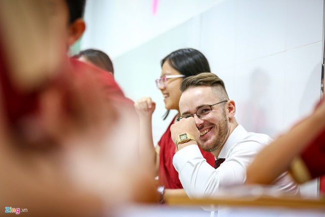 Giảng dạy ở Việt Nam, thầy Goodson và nhiều giáo viên phương Tây khác trải qua những ngày dành riêng cho nhà giáo. Họ tỏ ra hào hứng với hoạt động cùng học sinh trong ngày tôn vinh đặc biệt này.