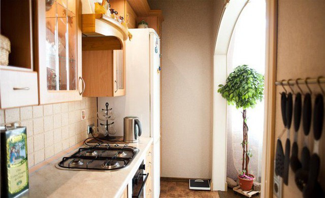 
Thiết kế cửa mái vòm cao rộng giúp ánh sáng nhà bếp ngập tràn.
