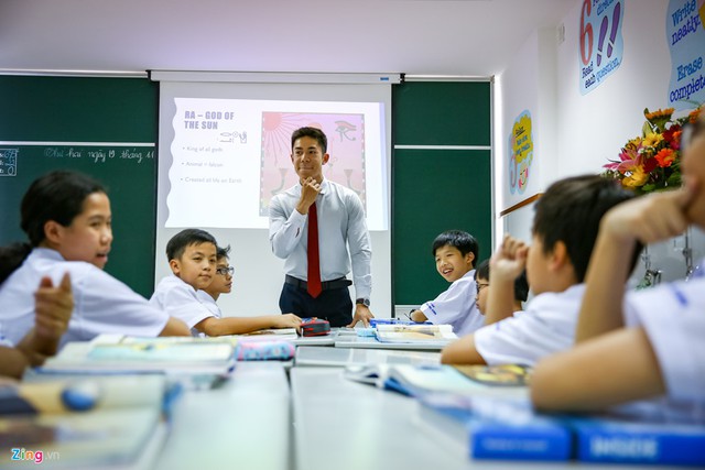 Thầy giáo trẻ nhận xét h ọc sinh Việt Nam chăm chỉ và ngoan hơn học sinh Mỹ. Mỗi em đều có những nét cá tính riêng và đặc biệt. Tôi mong các em sẽ ngày càng trưởng thành và tiếp tục theo học tại những trường đại học nổi tiếng trên thế giới, thầy Christopher Xuan Nguyen nói.