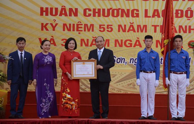 Thay mặt lãnh đạo Đảng, Nhà nước, Thủ tướng trao tặng Huân chương Lao động hạng Nhì cho Trường THPT Đa Phúc.