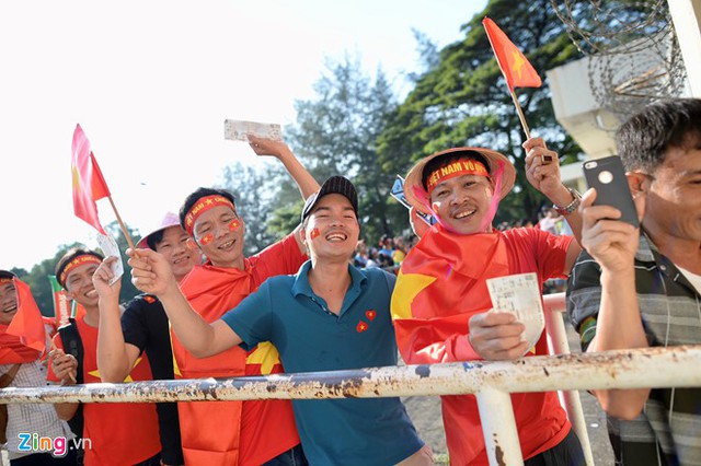 
Sự cuồng nhiệt của cổ động viên Việt Nam trước trận đấu
