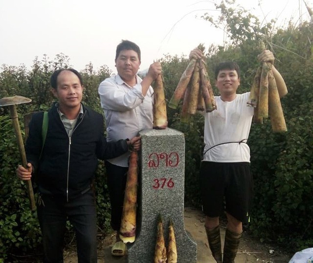 Vi Van Mui (far south) raised with his coworkers' cotton boots who developed food after and after; class (FBNV picture).