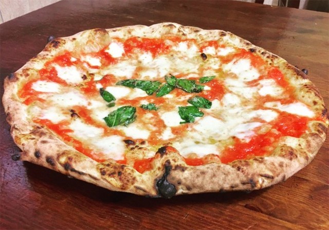 Pizza được phát minh tại Naples vào thế kỷ 17 và hiện nay nơi đây vẫn sở hữu những nhà hàng pizza ngon nhất thế giới. Di Matteo’s là một trong những nhà hàng lâu đời nhất tại Naples, với những chiếc lò nướng thủ công lớn cùng lượng thực khách đông đảo ra vào mỗi ngày. Nếu bạn không thể dùng bữa ở Di Matteo’s thì cũng có thể lựa chọn bất kỳ nhà hàng nào trong thành phố, đảm bảo với bạn, chúng đều rất ngon.