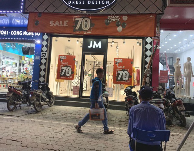 
Một cửa hàng thời trang trên phố Chùa Bộc có chương trình giảm giá lên tới 70%
