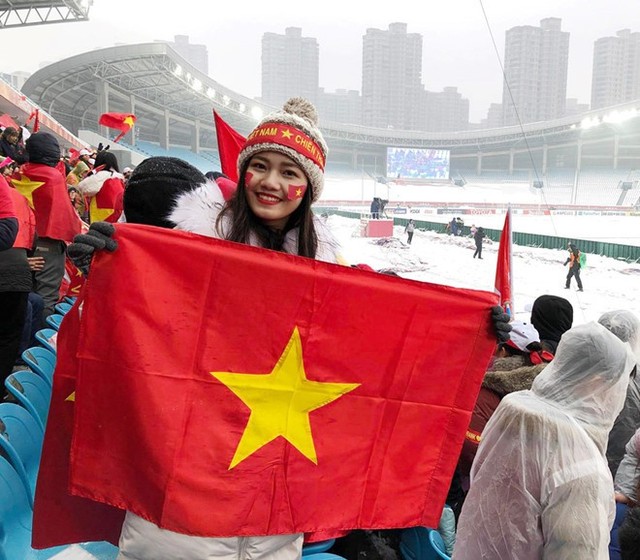Thanh Tú là cô gái yêu bóng đá, luôn theo dõi, cổ vũ U23 Việt Nam hết mình. Đầu năm nay, người đẹp sang Thường Châu, Trung Quốc cổ vũ cho đội tuyển tại Giải Vô địch U23 châu Á.