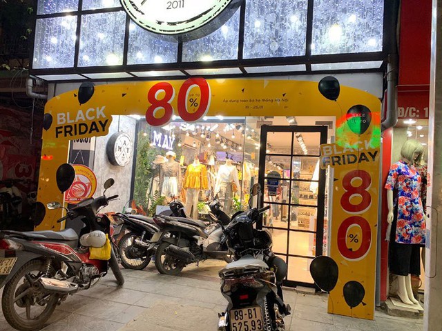
Cửa hàng trên phố Phạm Ngọc Thạch (Đống Đa) còn dựng hẳn cổng thông báo khuyến mãi lên tới 80% nhân ngày Black Friday - Thứ Sáu đen tối
