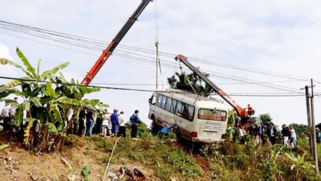 Lực lượng chức năng kéo xe khách khỏi hiện trường. Ảnh: Hùng Cường