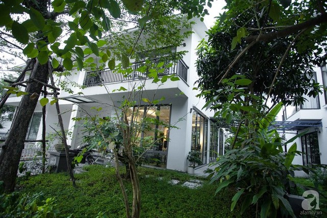
Ngôi nhà màu trắng với những ô cửa kính luôn sáng đèn ấm áp, ngập tràn cây xanh cùng không khí trong lành chính là tổ ấm của gia đình anh Việt, chị Phượng.
