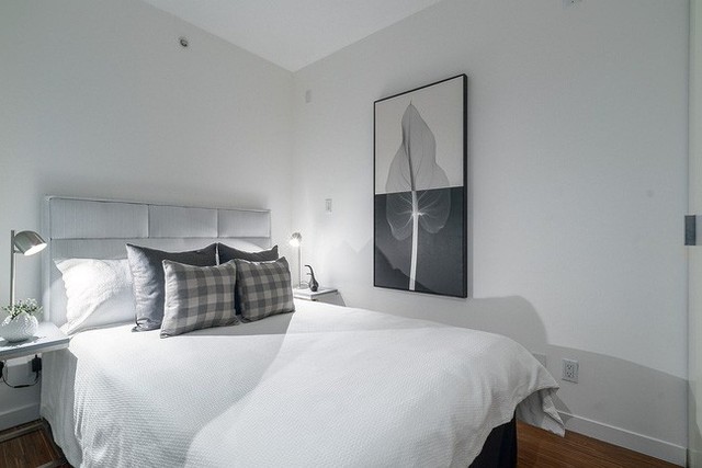 
Phòng ngủ này lại áp dụng hai bảng màu trắng xám kết hợp với bức tranh họa tiết lá làm nổi bật và cách điệu hơn.
