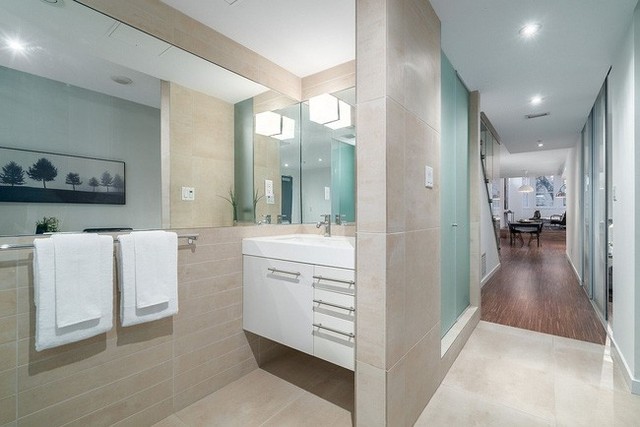 
Nhà tắm trông tươi mát hơn nhờ sự hòa hợp mới mẻ ở hai màu xanh ngọc và trắng. Chất liệu gạch men sứ cũng giúp người xem cảm giác khoan khoái, dễ chịu hơn.

