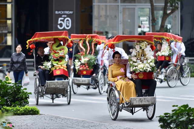 Dàn bê tráp đến nhà gái bằng xích lô.