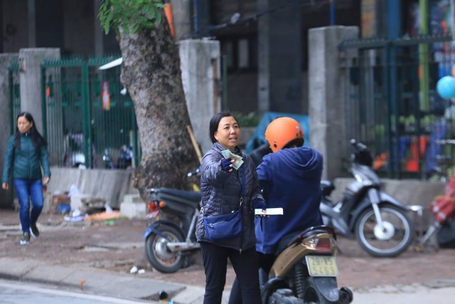 
“Cò” đứng hẳn ra đường mời chào nếu phát hiện xe máy, ô tô chạy chậm.
