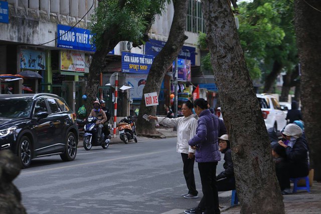 
“Cò vé” hoạt động hết công suất tại khu vực đường Trịnh Hoài Đức.
