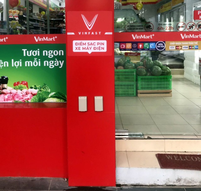 
Trạm sạc xe máy điện đầu tiên được lắp đặt tại Vinmart .
