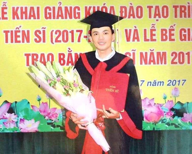 Ông Thịnh khi nhận bằng tiếng sĩ.