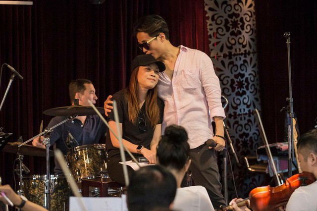 H&agrave; Anh Tuấn đ&atilde; &ocirc;m v&agrave; d&agrave;nh cho Mỹ T&acirc;m một nụ h&ocirc;n v&agrave;o đầu.