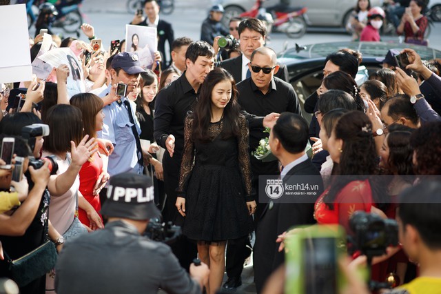 Kim Tae Hee diện bộ váy đen nữ tính, làm sáng bừng cả khu phố này
