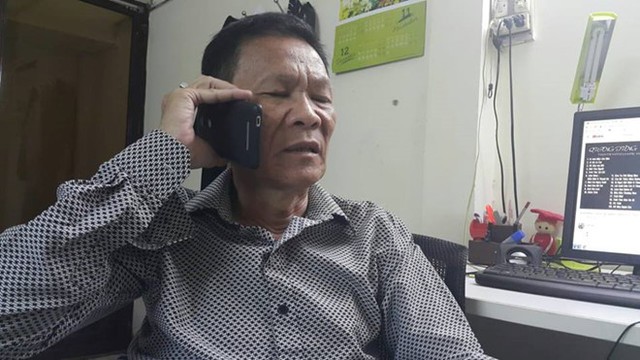 Ông Đỗ Văn Hùng gọi điện thông báo cho người thân về việc mình được trả tự do. Ảnh: Minh Lộc.