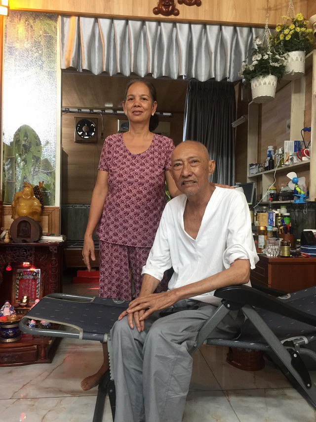 Nghệ sĩ Lê Bình và vợ.