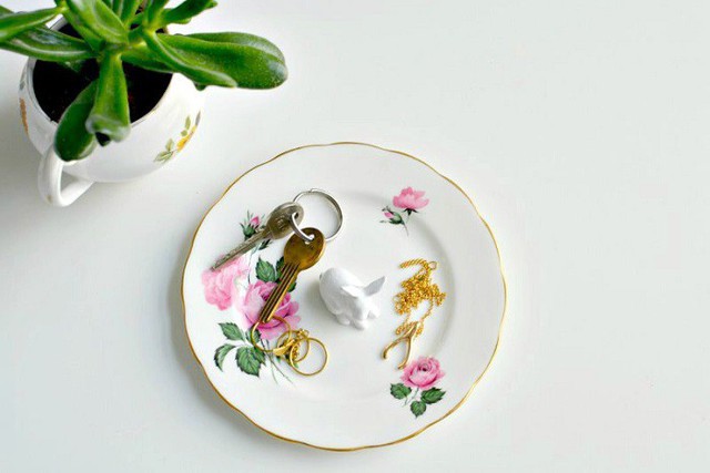 
3. Một chiếc đĩa không dùng tới có thể sử dụng là một vật chứa đồ trang sức đơn giản hoặc các chìa khóa nhà. Bạn có thể sử dụng một bức tượng con vật dễ thương bằng sứ để trang trí. Vừa đơn giản mà vẫn đẹp.
