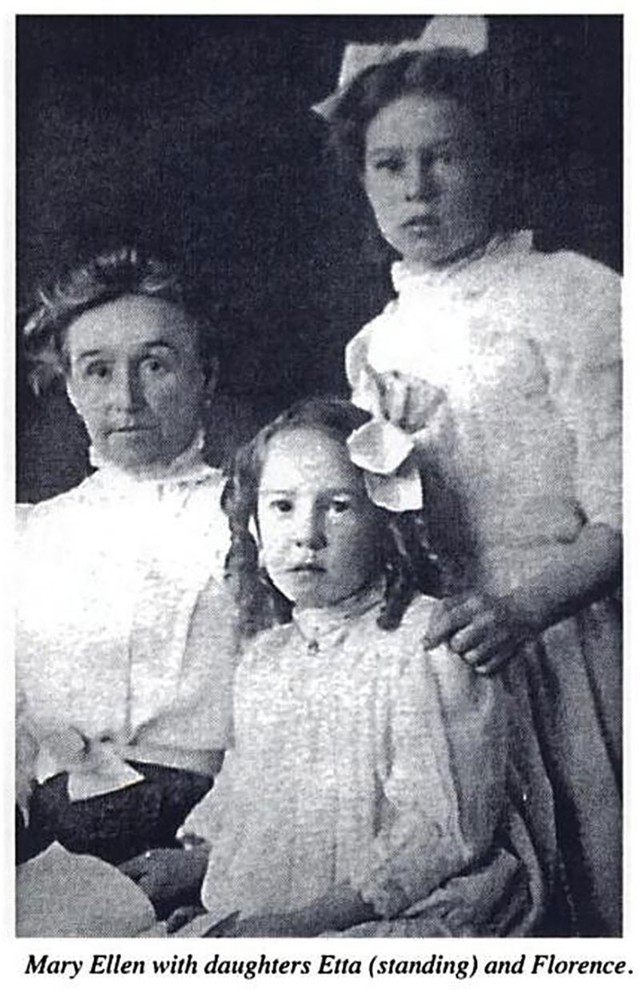 Mary Ellen và hai cô con gái Etta và Florence.