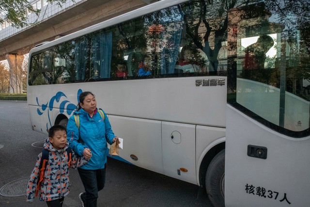 
7 giờ 40 phút sáng Chủ Nhật, các cậu bé lên xe buýt đến trường. Ở đó, chúng được chơi bóng bầu dục – một môn thể thao vẫn còn mới mẻ ở Trung Quốc.
