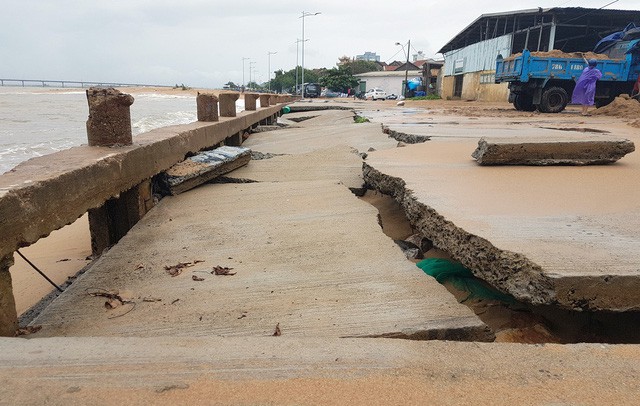 
Sóng biển tiếp tục đánh sập cảng cá phường 6, TP. Tuy Hòa
