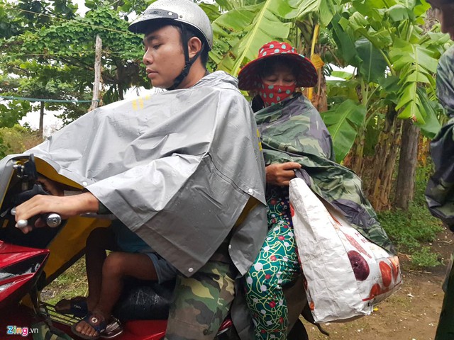 
Nhiều gia đình chủ động di chuyển tới nơi tránh bão. Do ảnh hưởng của hoàn lưu bão số 9 kết hợp với không khí lạnh, từ ngày 24-26/11 ở các tỉnh từ Thừa Thiên - Huế đến Bình Thuận và Nam Tây Nguyên có mưa rất to, Bắc Tây Nguyên và Nam Bộ có mưa to.
