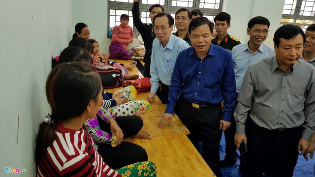 
Ông Nguyễn Xuân Cường , Bộ trưởng Bộ Nông nghiệp và Phát triển Nông thôn và ông Lê Thanh Liêm, Phó chủ tịch UBND TP.HCM, đã thị sát khu vực bến tàu cũng như đến các điểm trú bão để động viên hỏi thăm bà con.

