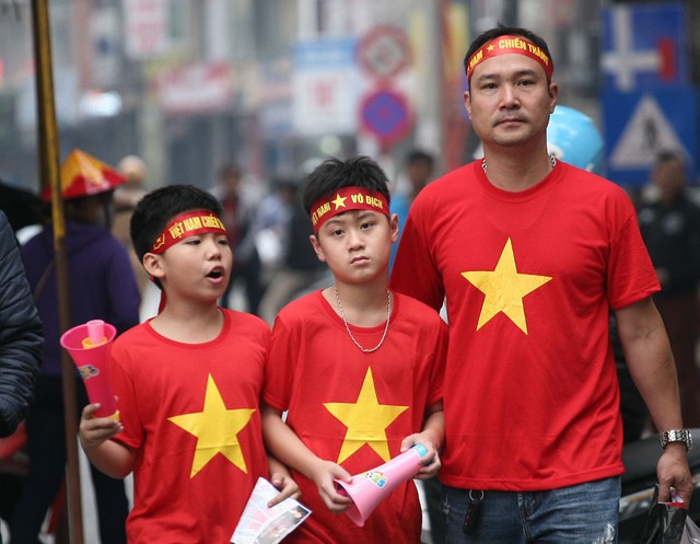
Ông bố tranh thủ ngày nghỉ đưa 2 cậu con trai đi cổ vũ cho đội tuyển Việt Nam.
