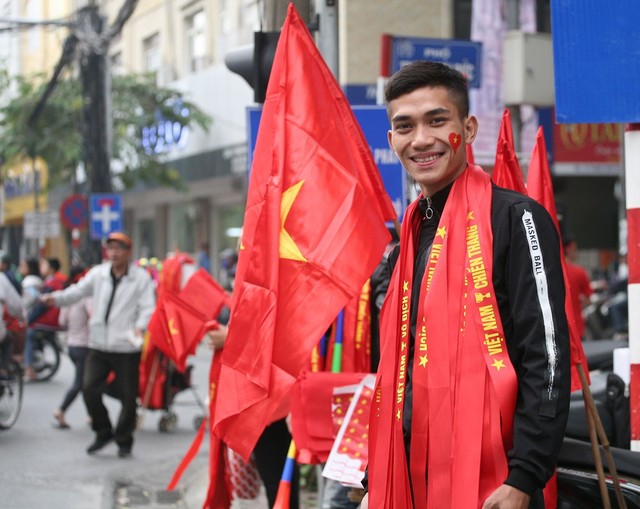 
“Chắc chắn trong trận này đội tuyển Việt Nam sẽ giành chiến thắng”, một người bán cờ vui mừng nói.
