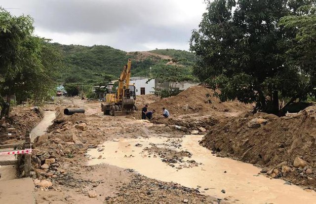 
Hàng nghìn tấn đất, đá đổ xuống đường Nguyễn Tất Thành ở đoạn đèo Cù Hin khiến tuyến đường đến Cảng Hàng không Quốc tế Cam Ranh bị tê liệt hoàn toàn.
