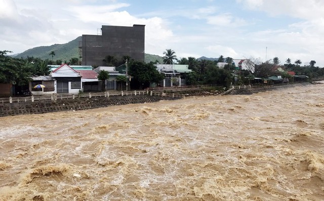 Ảnh hưởng bão, đêm qua và ngày 25/11, Khánh Hòa có mưa to, nước sông Cái ở cầu Vĩnh Phương, TP Nha Trang dâng cao, chảy xiết.