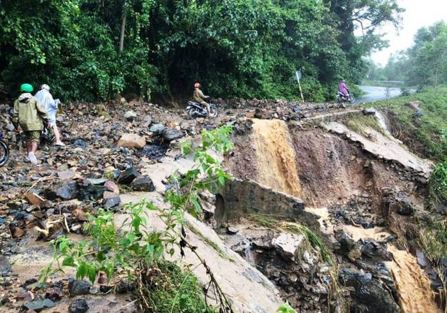 Đường tỉnh lộ lên huyện miền núi Khánh Sơn (Khánh Hòa) uốn quanh những ngọn đèo hiểm trở. Sạt lở đe dọa tính mạng của người dân.