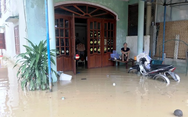 Mưa lớn khiến nước tràn vào nhà dân ở nhiều nơi trong thành phố, có nơi ngập cả mét. Gia đình kê tài sản, đồ đạc lên cao tránh bị ướt, chờ khi nào nước rút thì dọn dẹp lại, ông Trần Thanh Tùng ở cuối đường Phong Châu, xã Vĩnh Thái nói.