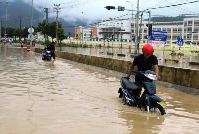 Nhiều tuyến đường ở TP Nha Trang bị ngập cục bộ. Trên đại lộ Nguyễn Tất Thành, nhiều xe máy bị chết máy phải dắt bộ.