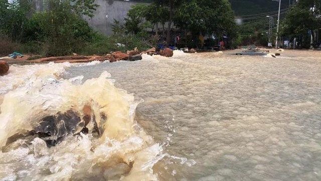 Đại lộ Nguyễn Tất Thành nối TP Nha Trang với sân bay Cam Ranh, nhưng qua xã Phước Đồng, đường lại bị ngập nước.