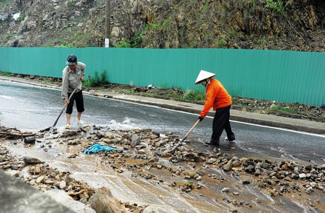 
Công nhân khắc phục một số điểm lở đá ở đèo Cù Hin.
